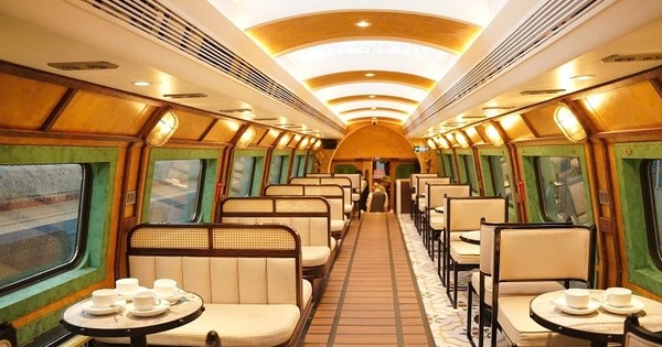 Hôm nay, đoàn tàu 2 tầng đầu tiên tại Hà Nội chính thức ra mắt: Mỗi ngày chỉ chạy 3 chuyến, có cả ca hát phục vụ hành khách