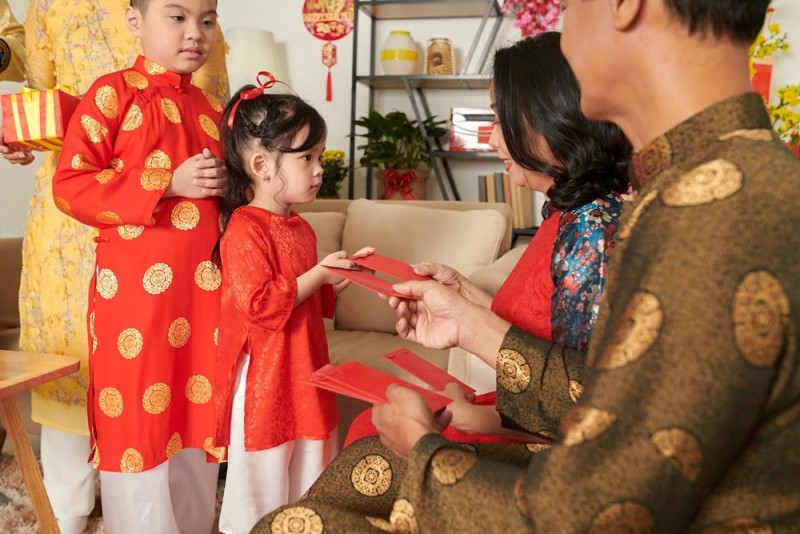 Cứ gần Tết lại đau đầu chuyện cũ: “Tịch thu” hay để con tự giữ tiền lì xì? Quyết định của cha mẹ có thể theo con cả đời