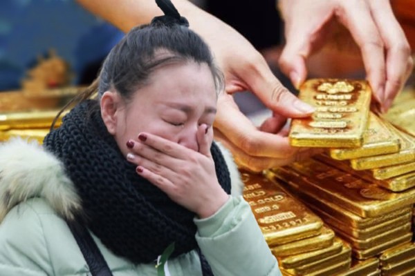 Người phụ nữ rút sổ tiết kiệm 860 triệu đồng mua vàng, 10 năm sau lãi 130% nhưng thừa nhận: “Tôi lãi đậm nhưng thấp thỏm, mất ăn mất ngủ”
