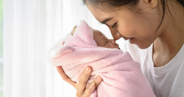 Vừa sinh con đã thấy cảnh thiếu trước hụt sau, con rể "cầu cứu" mẹ vợ, bà liền xách va li đến ở một tháng và kết quả bất ngờ