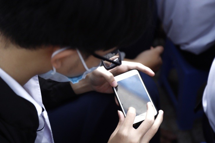 Phát hiện nội dung lạ trong iPad của con trai học lớp 8, bà mẹ ở TP.HCM bối rối không biết phải làm sao