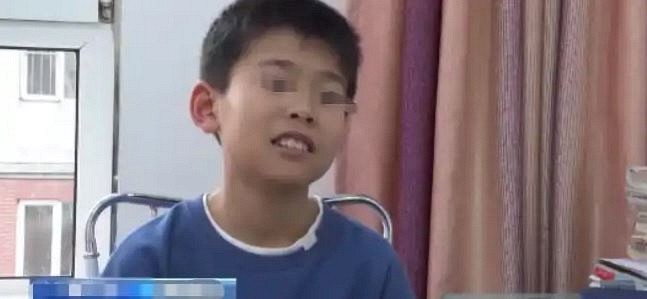 Cậu bé nhặt được túi tiền hơn 900 triệu đồng nhưng người đánh rơi nói "Tôi chỉ làm mất hơn 70 triệu", sự thật được hé lộ quá bất ngờ!