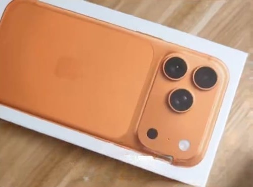 Trúng thưởng iPhone tại tiệc tất niên công ty, người đàn ông mở hộp quà xong liền tuyên bố: “Tôi không cần nữa”