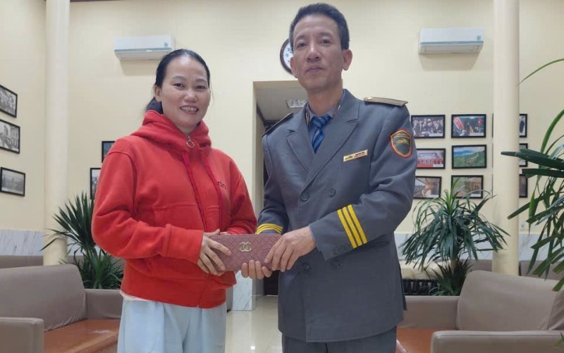 Phát hiện 39 tờ tiền có mệnh giá từ 500K-50K, dây chuyền vàng, lắc tay vàng, khuyên tai vàng bị bỏ quên trên chuyến tàu về ga Hà Nội