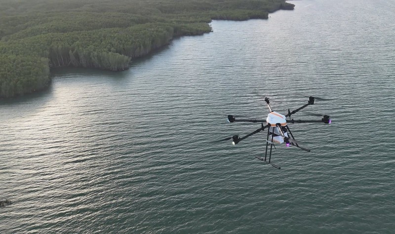 NÓNG: Chính thức khai trương tuyến giao hàng vượt biển bằng UAV đầu tiên, 2kg hàng bay 12km mất 15 phút