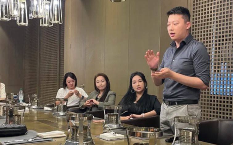 Đi YEP công ty và bốc trúng quà "nghỉ phép 365 ngày có lương", hôm sau sếp lập tức gọi riêng ra nói chuyện