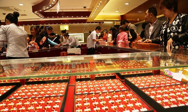 Phát hiện khách mua 300g vàng trị giá 1,1 tỷ đồng lại đựng trong túi trà sữa, cửa hàng lập tức báo công an vào cuộc điều tra