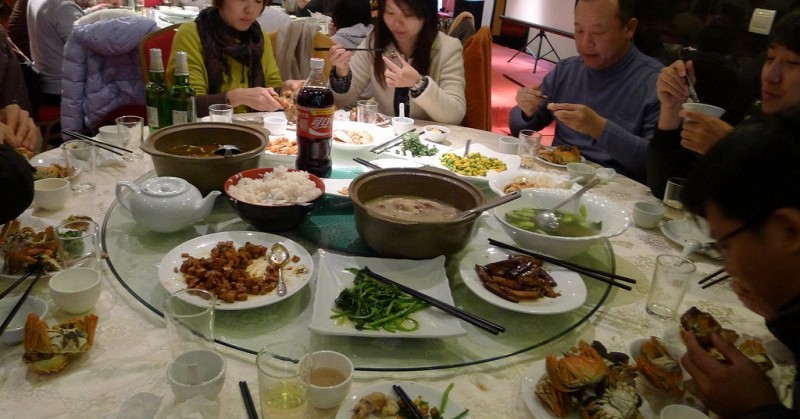 Buổi họp lớp 40 người, 5 người lương 3,7 tỷ ngồi riêng một bàn: Lớp trưởng nói 1 câu khiến cả 5 buông đũa