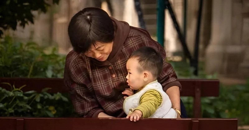 May mắn lớn nhất của cha mẹ là được 4 kiểu ông bà sau phụ giúp chăm sóc con cái: Trẻ lớn lên kiểu gì cũng thông minh, khéo léo!