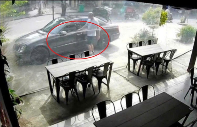 Chiếc Mercedes đỗ ở vỉa hè bất ngờ “bốc hơi”, gia chủ check camera thì phát hiện điều ngỡ ngàng