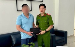 Phát hiện 100 triệu đồng tiền mặt nhiều mệnh giá nằm chơ vơ, bảo vệ SN 1964 lập tức trình báo công an