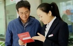 Khách gửi tiết kiệm 209 triệu đồng được tặng bảo hiểm, vài tháng sau cần tiền đi rút thì được ngân hàng thông báo: “10 năm nữa hãy quay lại”