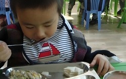 Nhìn cách ăn biết ngay tiền đồ: 3 thói quen trên bàn ăn cho thấy trẻ có EQ thấp, lớn lên khó thành công