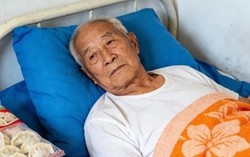 Nằm liệt giường suốt 3 tháng, ông cụ 68 tuổi cay đắng nhận ra chỗ dựa thật sự lúc về già không phải vợ con mà là người này