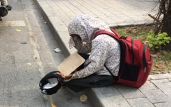 Phát hiện người đàn ông 10 năm ngủ vỉa hè nhưng không xin 1 đồng tiền nào, có nhà mà không thèm về
