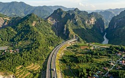 Đoạn tuyến dài 22km thuộc dự án cao tốc 43.700 tỷ băng qua 2 con đèo hiểm trở: Huy động hàng trăm người và thiết bị thực hiện, nhiều 'điểm nghẽn' cần tháo gỡ