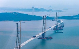 Phát hiện Trung Quốc cắm 3 khối trụ bê tông cốt thép cực khủng, cao bằng tòa nhà 80 tầng giữa biển, sắp hoàn thành siêu công trình xác lập kỷ lục thế giới