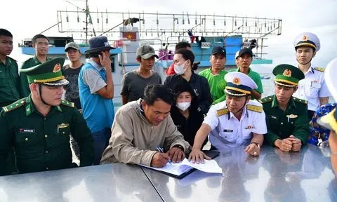 Vùng 4 Hải quân bàn giao tàu cá Bình Định và 14 ngư dân