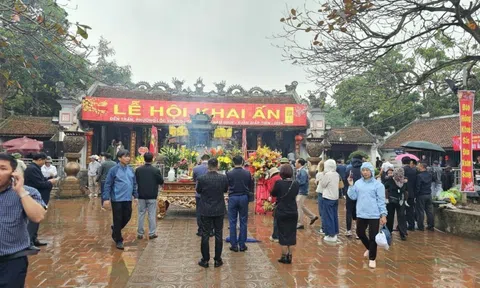 Người dân đội mưa đi lễ đền Trần trước giờ khai ấn