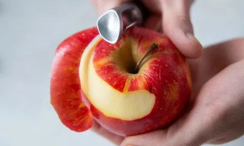 Nên ăn táo nguyên vỏ hay gọt vỏ? Thì ra bấy lâu nay nhiều người vẫn ăn sai cách khiến dinh dưỡng hao hụt