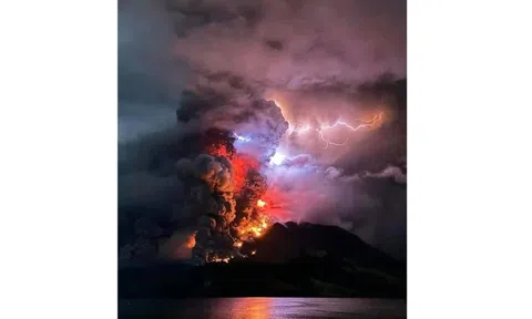 Kinh hoàng núi lửa ở Indonesia phun trào kèm theo những tia sét màu tím