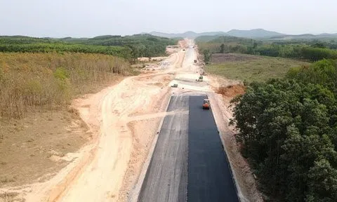 Cận cảnh "đại công trình" cao tốc Bắc - Nam đoạn qua Quảng Bình