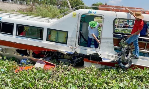 Tàu du lịch va chạm phà trên sông Tiền khiến 3 người bị thương nặng