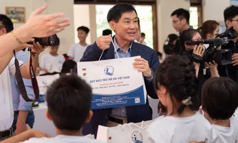 Ông Johnathan Hạnh Nguyễn trao tặng 1 tỷ đồng cho Quỹ Bảo trợ trẻ em Việt Nam
