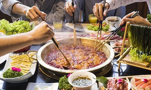 Người phụ nữ ăn buffet 4 tiếng đồng hồ nhưng cứ 15 phút lại vào WC 1 lần: Chủ cửa hàng theo dõi vạch trần thủ đoạn tinh vi