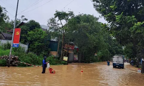 Nhóm nam sinh cứu thành công 2 người bị nước lũ cuốn trôi