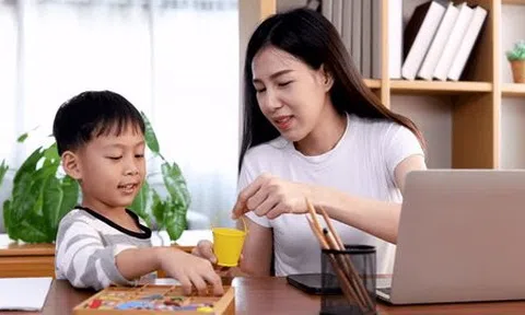 Bà mẹ thạc sĩ ở Hà Nội áp dụng 2 chiêu "thưởng phạt" giúp con tự giác học tiếng Anh: Kết quả bất ngờ sau 15 năm