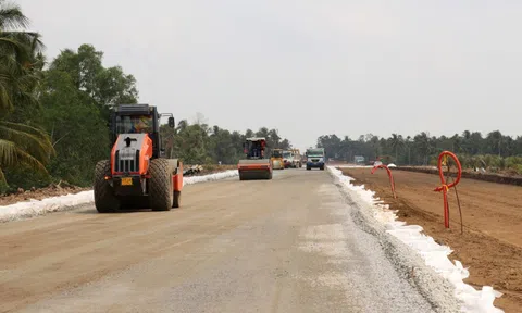 Triển khai cao điểm "500 ngày đêm thi đua hoàn thành 3.000 km đường bộ cao tốc" tại Cà Mau