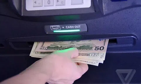 Chở cả túi tiền đến ATM gửi vào tài khoản, người đàn ông bị cảnh sát bắt ngay lập tức!