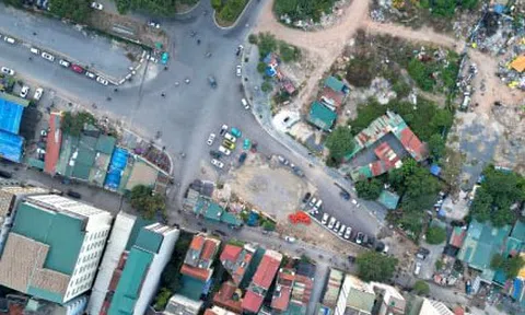 Đường 1,4km thi công 4 năm chưa xong, thành nơi tập kết rác, bãi đỗ xe