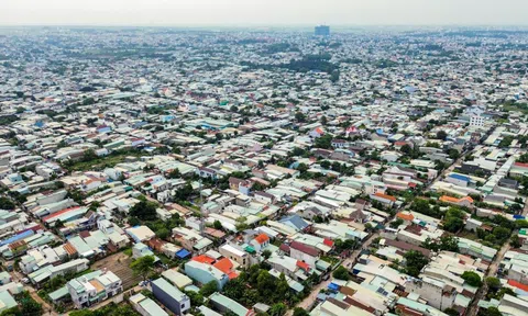 Khu nhà khổng lồ, vách kề vách, tường sát tường tại phường có dân số gần bằng quận 1