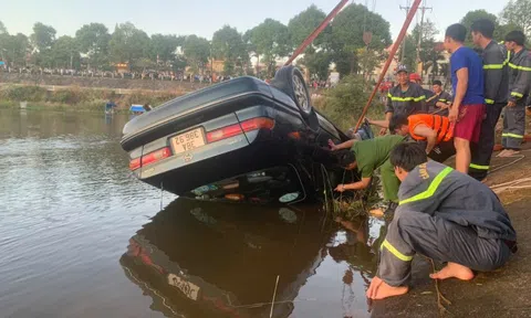 Ô tô Camry bất ngờ lao xuống hồ thủy lợi, tài xế nhập viện cấp cứu