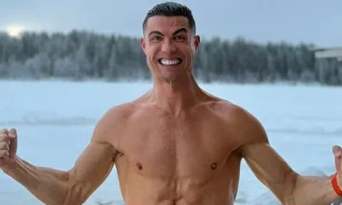 Ronaldo tắm ngoài trời giữa cái lạnh -8 độ C khiến dân mạng sửng sốt