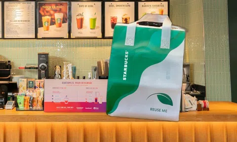 Starbucks thu phí khi khách có nhu cầu dùng túi giấy sử dụng 1 lần, tiền thu được dành cho 1 hoạt động ý nghĩa