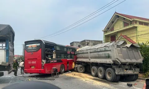 Hiện trường vụ tai nạn liên hoàn khiến 8 người bị thương, sập tường nhà dân