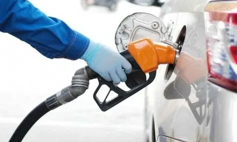 Giá xăng giảm gần 2.000 đồng/lít