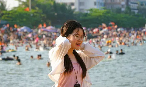 Hình ảnh bất ngờ biển Sầm Sơn ngày đầu kỳ nghỉ lễ 30-4 và 1-5
