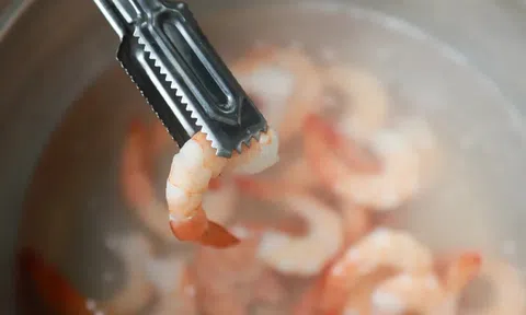 Bạn có thường rã đông tôm kiểu này không? Bác sĩ thở dài: Chẳng trách ăn không ngon còn mất bao dinh dưỡng!