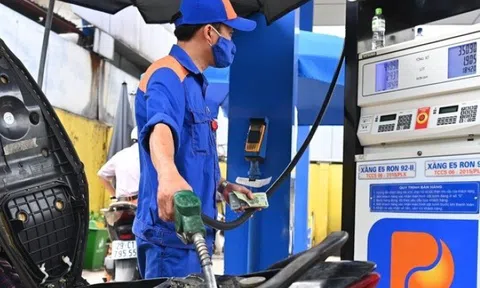 Giá xăng tiếp đà giảm