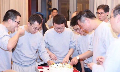 Bạn học giàu có mời họp lớp, đãi tiệc, chỉ mình tôi không được mời: Ban đầu giận dữ, sau lại cảm thấy may mắn