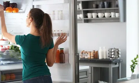 Bác sĩ đến chơi nhà, vừa mở tủ lạnh ra bỗng thét lên: “Trời ơi, mầm bệnh ung thư ở ngay đây!”