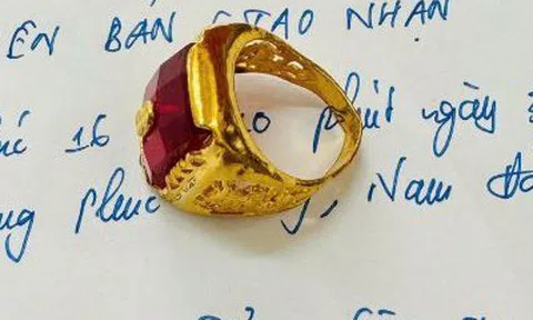 Người đàn ông nhặt được nhẫn vàng gắn đá quý trong túi rác