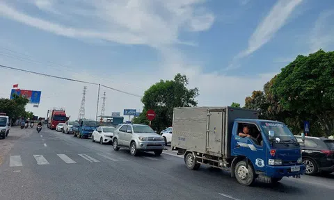 Ùn tắc trên Quốc lộ 1A qua cầu Gianh hơn 500m