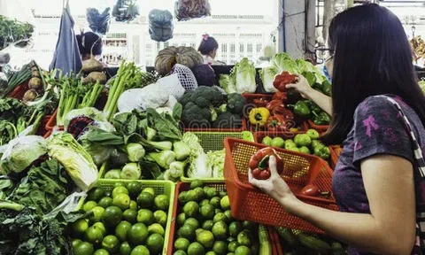 Chợ sáng hay chợ chiều: Đi giờ nào thì túi tiền đỡ "méo mặt"?