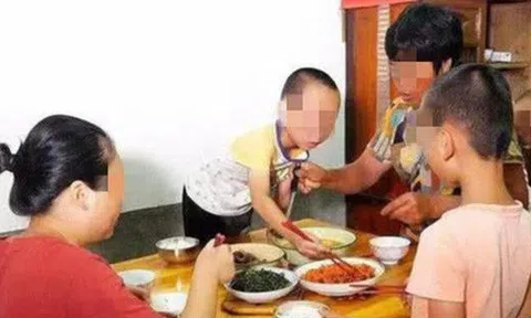 Đưa con về quê nghỉ lễ, tôi điếng người trước câu nói của đứa trẻ trong bữa ăn, ngượng đến mức muốn chui xuống đất