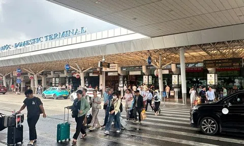 Sân bay Tân Sơn Nhất đông nghẹt, giá vé máy bay trở lại TP HCM đang tăng